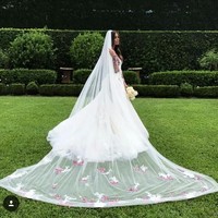 Monika menggunakan gaun rancangan desainer Sharon Sever Faibish dari rumah mode Galia Lahav. Gaun tersebut penuh dengan kemewahan dan makna. Foto: Dok. Instagram/@monika_rad