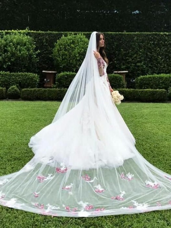 Monika menggunakan gaun rancangan desainer Sharon Sever Faibish dari rumah mode Galia Lahav. Gaun tersebut penuh dengan kemewahan dan makna. Foto: Dok. Instagram/@monika_rad