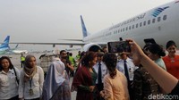 Berbalut kebaya berwarna hijau, Menteri Susi datang sekitar pukul 07.30 WIB dan disambut Kapten Ida dan jajaran Garuda Indonesia (Syanti/detikTravel)