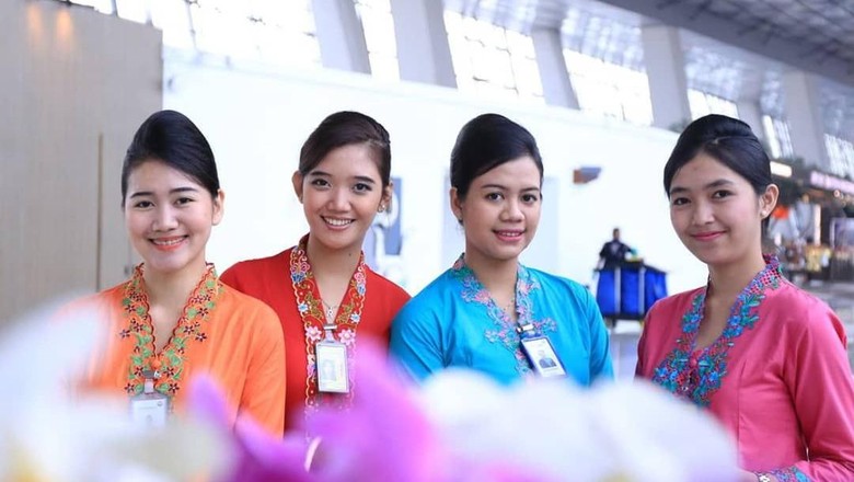 Hari Kartini di Bandara Soetta: Bagi-bagi Cokelat hingga Baca Puisi Hari Kartini di Bandara Soetta: Bagi-bagi Cokelat hingga Baca Puisi