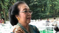 Foto: Menteri Siti mengenakan kebaya warna hijau dengan kain selempang batik dan mengenakan konde. Wajahnya diberi make up. Fotografer: Ray Jordan/detikcom