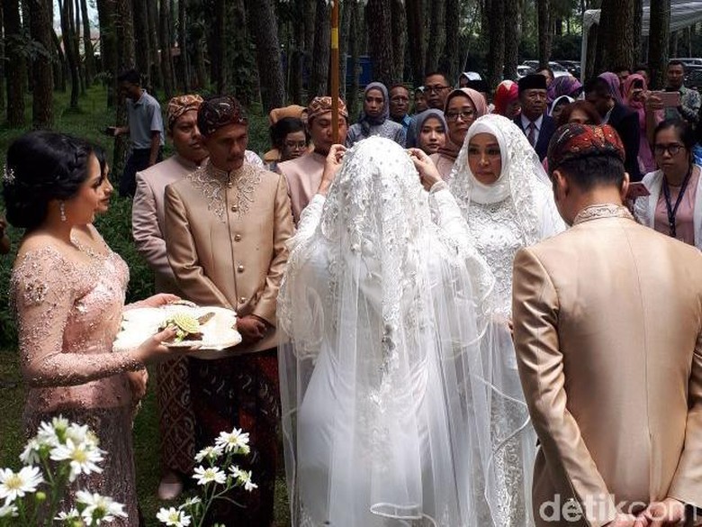 Rangkaian Adat di Prosesi Akad Nikah Syahnaz dan Jeje Govinda Rangkaian Adat di Prosesi Akad Nikah Syahnaz dan Jeje Govinda