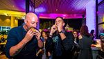 Intip 10 Pose Tampan Mike Lewis Saat Bikin Kue dan Makan Bareng Anak