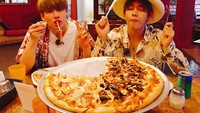 Sepiring pizza besar dengan sekaleng soda, jadi menu pilihan Jungkook dan V ketika tengah makan bersama. Wah, pizzanya terlihat mengunggah selera, ya? Foto: Istimewa