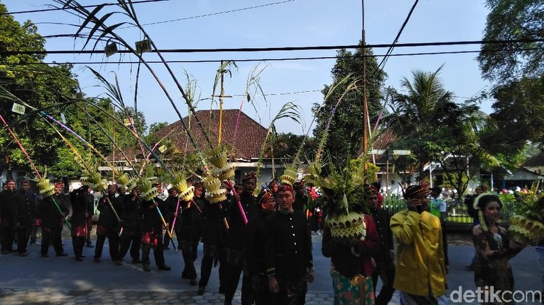 Ratusan Warga Kediri Meriahkan Prosesi Pengantin Tebu Ratusan Warga Kediri Meriahkan Prosesi Pengantin Tebu
