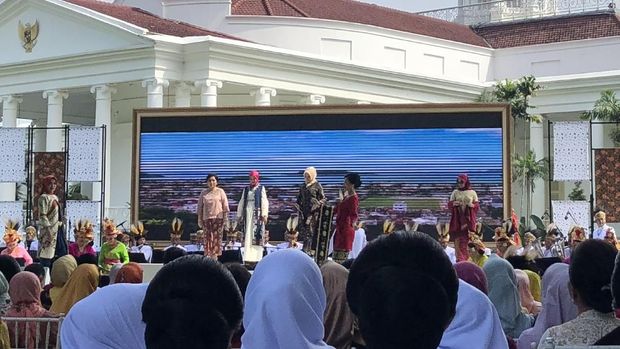Peragaan busana diikuti para istri pejabat kementerian dan lembaga.