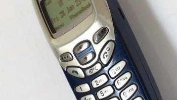 Rilis tahun 2001, ini adalah andalan Samsung di masa itu pada segmen bawah, yaitu R220. (istimewa/phonearena)  