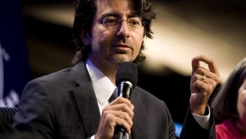 Pierre Morad Omidyar lahir di Paris, ayahnya adalah imigran dari Iran. Ketika kecil, Pierre pindah ke AS karena orang tuanya ditugaskan di sana. Berkat otak encernya, Pierre sukses mendirikan situs lelang eBay. Foto: Getty Images/Brian Harkin