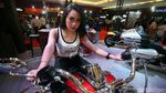 Paras Cantik SPG Saat Bergaya di Atas Moge