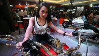 Paras cantik Sales Promotion Girl (SPG) saat bergaya di atas motor gede (moge) pada ajang Indonesia International Motor Show (IIMS 2018).