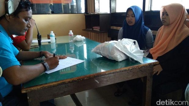 Asyik Chatting di Atas Motor, HP Mahasiswi Disambar Penjambret