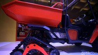 Salah satu yang tampak pada hajatan ini, adalah mobil pedesaan yang digagas pemerintah yang disaksikan perjanjian kerjasamanya oleh Kementerian Perindustrian.