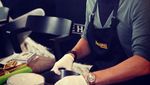 Intip 10 Pose Tampan Mike Lewis Saat Bikin Kue dan Makan Bareng Anak