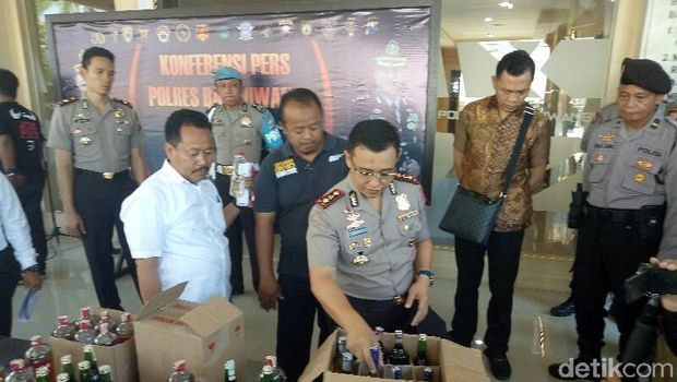 Kapolres Banyuwangi AKBP Donny Adityawarman menunjukkan miras yang beredar