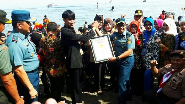 Penyerahan piagam dari MURI