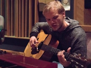Benarkah Avicii Bunuh Diri dengan Pecahan Botol Anggur?