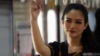 Senyum manis menghiasi bibir mereka.