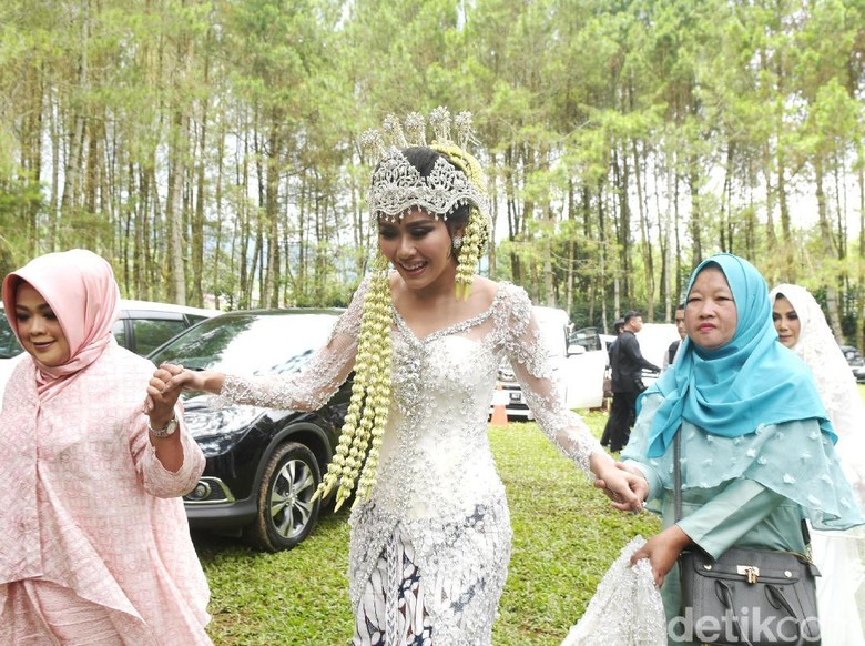 Untaian Bunga di Akad Nikah Syahnaz dan Jeje Govinda Untaian Bunga di Akad Nikah Syahnaz dan Jeje Govinda