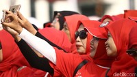 Para peserta aksi tengah berselfie.