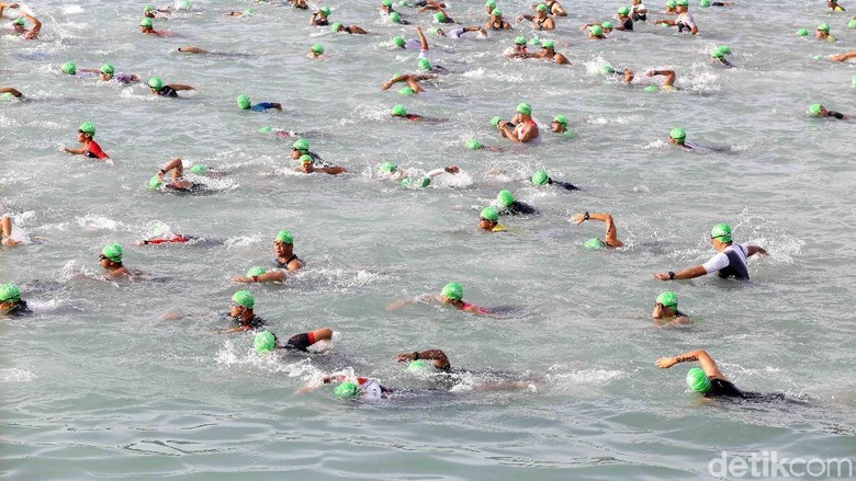 Sungailiat Triathlon 2018 Sungailiat Triathlon 2018 di pantai Tanjung Pesona, Kabupaten Bangka, Provinsi Bangka Belitung, Sabtu (21/4/2018).