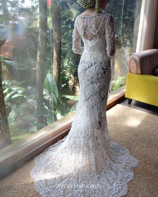 Kebaya rancangan Renzi Lazuardi itu memiliki ekor nan indah yang menyapu lantai. Pada bagian punggungnya juga dihiasi untaian payet sehingga menambah kesan mewah. Foto: Instagram/@renzilazuardi