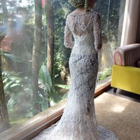 Kebaya rancangan Renzi Lazuardi itu memiliki ekor nan indah yang menyapu lantai. Pada bagian punggungnya juga dihiasi untaian payet sehingga menambah kesan mewah. Foto: Instagram/@renzilazuardi