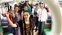 5 Model dengan busana nusantara berjalan di dalam kereta.