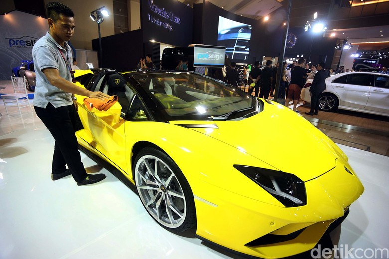 Lamborghini Aventador S Roadster saat meluncur di Indonesia pada ajang IIMS 2018. Foto: Rengga Sancaya Lamborghini Aventador S Roadster saat meluncur di Indonesia pada ajang IIMS 2018. Foto: Rengga Sancaya