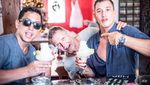 Intip 10 Pose Tampan Mike Lewis Saat Bikin Kue dan Makan Bareng Anak
