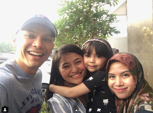 Marshanda dan Ben Kasyafani bercerai pada 2014, setelah tiga tahun menikah. Kini Ben sudah menikah lagi namun hubungannya dengan Marshanda masih terjalin dengan baik, demi putri mereka, Sienna. Marshanda bahkan cukup dekat dengan istri Ben yang sekarang, Nesyana. Foto:Instagram Ben Kasyafani