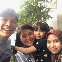 Marshanda dan Ben Kasyafani bercerai pada 2014, setelah tiga tahun menikah. Kini Ben sudah menikah lagi namun hubungannya dengan Marshanda masih terjalin dengan baik, demi putri mereka, Sienna. Marshanda bahkan cukup dekat dengan istri Ben yang sekarang, Nesyana. Foto:Instagram Ben Kasyafani