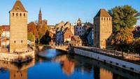 Little France di tengah kota merupakan destinasi yang wajib dikunjungi. Suatu kawasan yang dialiri oleh sungai dan tanpa gedung pencakar langit. Rumah-rumahnya terlihat seperti rumah Eropa di zaman dulu tetapi tetap asri (Strasbourg Tourisme/Facebook)