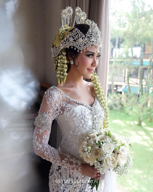 Kebaya Syahnaz pun tak kalah cantik. Berwarna putih dari bahan lace yang ditaburi payet, kebaya pengantin terlihat mewah dan elegan. Foto: Instagram/@renzilazuardi