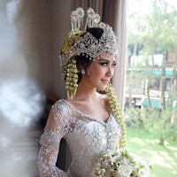 Kebaya Syahnaz pun tak kalah cantik. Berwarna putih dari bahan lace yang ditaburi payet, kebaya pengantin terlihat mewah dan elegan. Foto: Instagram/@renzilazuardi