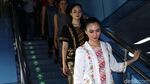 Lenggak-lenggok di Kereta, Kartini Cantik Curi Perhatian Penumpang
