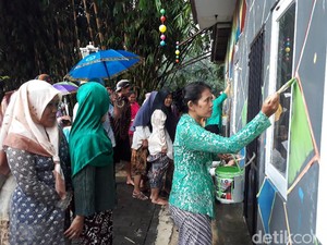 Peringati Hari Kartini, Puluhan Ibu Ramai-ramai Cat Tembok Rumah