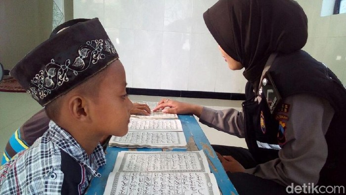 Bripda Marlita Fitria, Polwan Polres Kudus yang ajarkan anak ngaji gratis, Sabtu (21/4/2018).