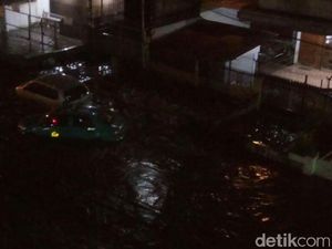 Dua Mobil Hampir Hanyut Terseret Banjir di Jalan Pagarsih