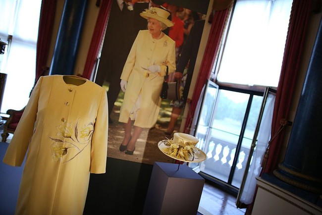 Atas pengabdiannya kepada Ratu, Kelly dianugerahi the Royal Victorian Order. Penghargaan ini diberikan oleh Ratu kepada orang-orang yang telah melayani keluarga kerajaan. Kelly juga diangkat menjadi Lieutenant of the Royal Victorian Order di Buckingham Palace. Foto: Getty Images