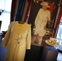 Atas pengabdiannya kepada Ratu, Kelly dianugerahi the Royal Victorian Order. Penghargaan ini diberikan oleh Ratu kepada orang-orang yang telah melayani keluarga kerajaan. Kelly juga diangkat menjadi Lieutenant of the Royal Victorian Order di Buckingham Palace. Foto: Getty Images