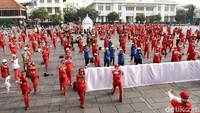 Sebelumnya ibu-ibu melakukan senam bersama.