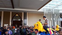 Panglima TNI Marsekal Hadi Tjahjanto dan Kapolri Jendral Tito Karnavian memberikan arahan kepada prajurit di wilayah Jabar dan Banten. Iring-iringan seni tradisional Sunda menyambut keduanya. Panglima TNI dan Kapolri  kemudian diarak menggunakan sisingaan yang diangkat oleh prajurit TNI dan Polri.  (Foto: Mukhlis Dinillah/detikcom)