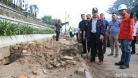 Foto: Sebelumnya, Pjs Wali Kota Palembang Ahmad Najib meminta pekerja menghentikan semua aktivitas di Jalan Jenderal Sudirman.  (Raja Adil/detikcom)