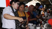 VP Corporate Communications PT KCI Eva Chairunisa juga mencoba membuat kopi.