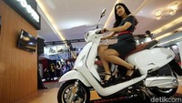 Salah seorang SPG tengah beraksi.