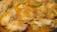 Eits, ini bukan ayam ungkep ya. Ini kari ayam yang dicampur dengan brokoli dan labu siam. Shandy juga sempat menawarkan masakannya ini pada netizen. Netizen: Lelaki yg pinter masak itu klo bagi aq adalah lelaki kesayangaaaan! Foto: Instagram @shandysondoro_official