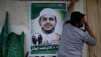 Seorang profesor asal Palestina yang juga anggota Hamas tewas ditembak di jalanan Kuala Lumpur, Malaysia. Profesor itu ditembak saat berjalan ke masjid. Dalam pernyataan yang dirilis via Hamas, seperti dilansir AFP, pihak keluarga melontarkan tudingan untuk Mossad. Kami menuding Mossad ada di balik pembunuhan ini, demikian pernyataan keluarga Batsh.  (Foto: REUTERS/Mohammed Salem)