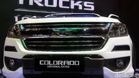 Selain badge heritage yang menjadi ciri khas Chevrolet yang terdapat di handle pintu bagian dalam, tampilan eksterior Colorado Centennial Edition 2018 juga diperkuat dengan stiker unik pada kap mesin, roda 18-inci dan fender flare.