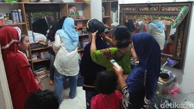 Pelanggan sudah mulai datang sejak pukul 03.00 dini hari. 
