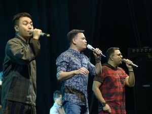 Lagu Cinta Kahitna Bikin Pengunjung dHot Music Nyanyi Bareng